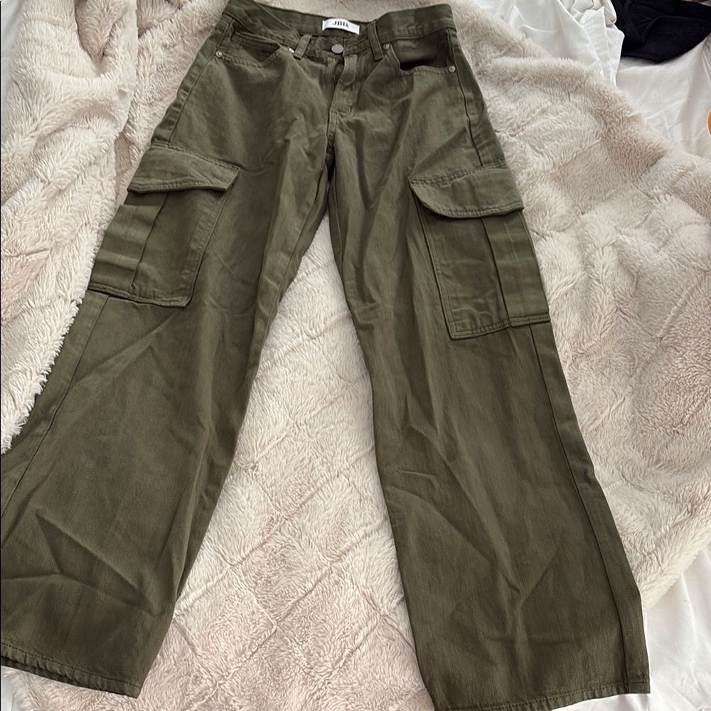 Zara Green Cargo Pants with Utility Pockets and Relaxed Fit